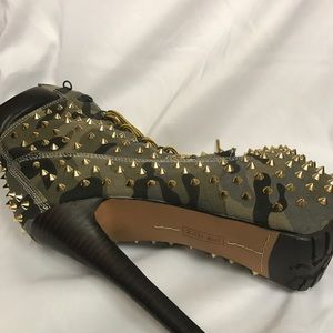 Brand new Zigi Girl NY studded boot army green